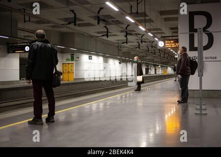 Gérone, Espagne. 14 avril 2020. Les passagers attendent un tramway dans le cadre de la crise de Coronavirus (COVID-19) à la gare de Gérone. Le gouvernement espagnol rétablit des emplois non essentiels en Catalogne après 31 jours de confinement. Plus de 1 700 000 personnes reviennent au travail. Les agents de protection civile et de police distribuent des masques aux gares ferroviaire et routière pour empêcher l'augmentation de la propagation de Covid-19. Crédit: SOPA Images Limited/Alay Live News Banque D'Images