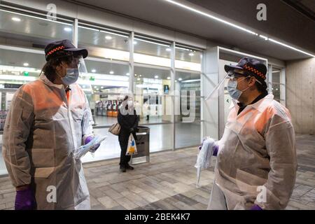 Gérone, Espagne. 14 avril 2020. Les membres espagnols de la protection civile distribuent des masques de visage comme mesure préventive contre la propagation du Coronavirus (COVID-19) à la gare de Gérone. Le gouvernement espagnol rétablit des emplois non essentiels en Catalogne après 31 jours de confinement. Plus de 1 700 000 personnes reviennent au travail. Les agents de protection civile et de police distribuent des masques aux gares ferroviaire et routière pour empêcher l'augmentation de la propagation de Covid-19. Crédit: SOPA Images Limited/Alay Live News Banque D'Images