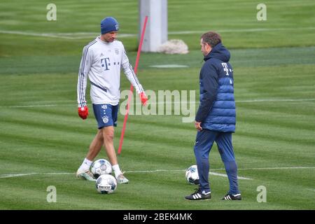 Munich, Allemagne. 14 avril 2020. Hans Dieter Flick (Hansi, entraîneur FC Bayern Munich) avec Thomas MUELLER (MULLER, FC Bayern Munich). FC Bayern Munich formation en petit groupe à la pandémie de coronavirus. Formation sur Saebener Strasse. Football 1. Bundesliga, saison 2019/2020, le 14 avril 2020 | usage international crédit: dpa/Alay Live News Banque D'Images