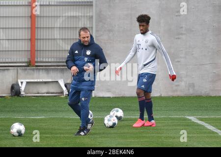 Munich, Allemagne. 14 avril 2020. Hans Dieter Flick (Hansi, entraîneur FC Bayern Munich) avec Kingsley COMAN (FC Bayern Munich), FC Bayern Munich formation dans la pandémie de coronavirus en petits groupes. Formation sur Saebener Strasse. Football 1. Bundesliga, saison 2019/2020, le 14 avril 2020 | usage international crédit: dpa/Alay Live News Banque D'Images