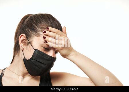 Inquiète, peur, paniquée femme américaine dans le masque médical, préoccupée par la pandémie virale maladie, paranoïde de pandémie. Banque D'Images