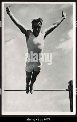 KALININGRAD, 10 AVRIL 2020: La carte postale imprimée par L'ALLEMAGNE montre les Jeux olympiques en Allemagne nazie 1936, champion du monde Ernst Winter, l'exceptionnel g allemand Banque D'Images