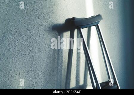 Image rapprochée des béquilles se tenant contre le mur. Placer pour le texte. Banque D'Images