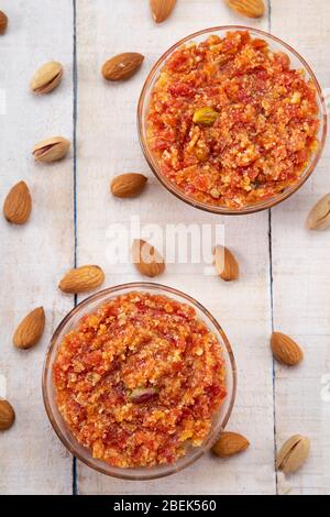 Deux bols de gajar ka halwa gardées sur une table en bois. Banque D'Images