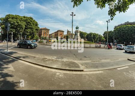 MILAN, ITALIE - 1 AOÛT 2019 - panorama grand angle de la place Largo Cairoli et du Monument de Giuseppe Garibaldi devant le château de Sforza, italien : Banque D'Images