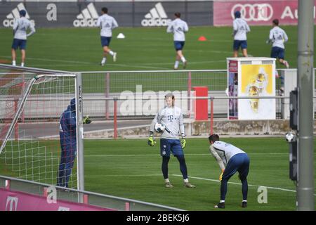 Munich, Allemagne. 14 avril 2020. Manuel NEUER (goalwart FC Bayern Munich, avec ball), re: Sven ULREICH, goalwart (FC Bayern Munich). FC Bayern Munich formation en petit groupe à la pandémie de coronavirus. Formation sur Saebener Strasse. Football 1. Bundesliga, saison 2019/2020, le 14 avril 2020 | usage international crédit: dpa/Alay Live News Banque D'Images