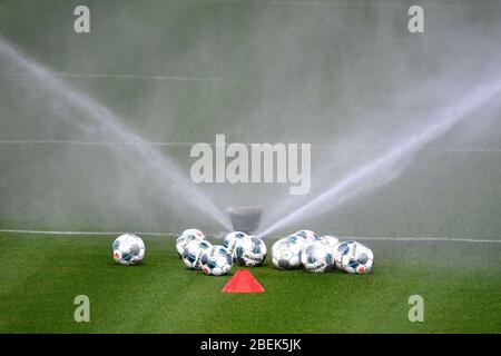 Munich, Allemagne. 14 avril 2020. Motif bordure : Spielbaelle, Baelle Derbystar, ballon officiel sur le terrain. L'arroseur de pas fonctionne derrière lui. FC Bayern Munich formation en petit groupe à la pandémie de coronavirus. Formation sur Saebener Strasse. Football 1. Bundesliga, saison 2019/2020, le 14 avril 2020 | usage international crédit: dpa/Alay Live News Banque D'Images