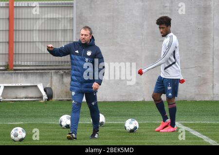 Munich, Allemagne. 14 avril 2020. Hans Dieter Flick (Hansi, entraîneur FC Bayern Munich) avec Kingsley COMAN (FC Bayern Munich), FC Bayern Munich formation dans la pandémie de coronavirus en petits groupes. Formation sur Saebener Strasse. Football 1. Bundesliga, saison 2019/2020, le 14 avril 2020 | usage international crédit: dpa/Alay Live News Banque D'Images