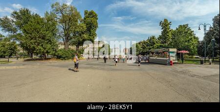MILAN, ITALIE - 1 AOÛT 2019 - panorama grand angle de la place du Château et de la fontaine devant le château de Sforza, italien : Castello Sforzesco. Banque D'Images