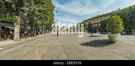 MILAN, ITALIE - 1 AOÛT 2019 - panorama grand angle de la place Largo Cairoli et du Monument de Giuseppe Garibaldi devant le château de Sforza, italien : Banque D'Images