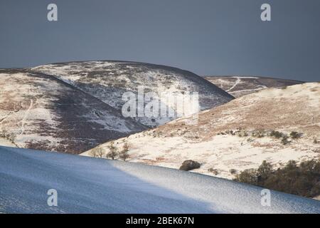 Vue de Gaerstone sur Hope Bowdler Hill, Church Stretton, Shropshire, Angleterre, Royaume-Uni en hiver. Banque D'Images