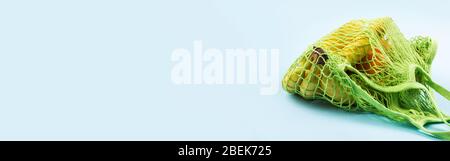 Sac de shopping en mesh avec bananes. Zéro déchet Banque D'Images