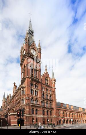 Royaume-Uni, Londres. Extérieur de la gare internationale de St Pancras (Eurostar Terminus de Londres) par George Gilbert Scott et William Henry Barlow Banque D'Images