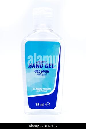 La bouteille de gel désinfectante pour les mains est coupée sur fond blanc Banque D'Images