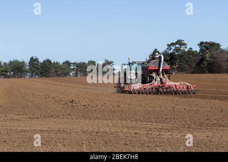 Au milieu de la pandémie mondiale de corona, les agriculteurs du monde entier travaillent encore à la culture des années à venir et assurent la coopération des lignes d'approvisionnement alimentaire Banque D'Images