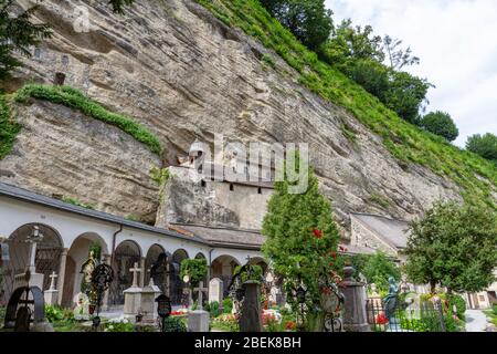 En regardant vers la chapelle Catacomb construite dans le rocher face dans le Petersfriedhof (St. Cimetière Peter), Salzbourg, Autriche. Banque D'Images