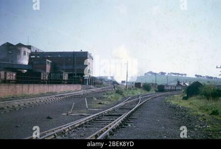 1969, le moteur à vapeur de Colliery détourne les wagons à charbon de Waterside Mine, Dalmellington South West Scotland, Royaume-Uni Banque D'Images