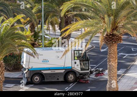 Le chariot de nettoyage de rue éteint une rue pendant le verrouillage du coronavirus, Playa San Juan, Tenerife, îles Canaries, Espagne Banque D'Images