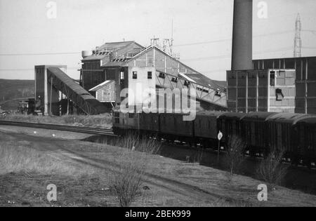 1970, scène sur les chemins de fer britanniques, Royaume-Uni, train passant par Lofthouse Colliery, Wakefield, West Yorkshire, Nord de l'Angleterre Banque D'Images