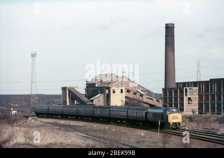 1970, scène sur les chemins de fer britanniques, Royaume-Uni, train passant par Lofthouse Colliery, Wakefield, West Yorkshire, Nord de l'Angleterre Banque D'Images