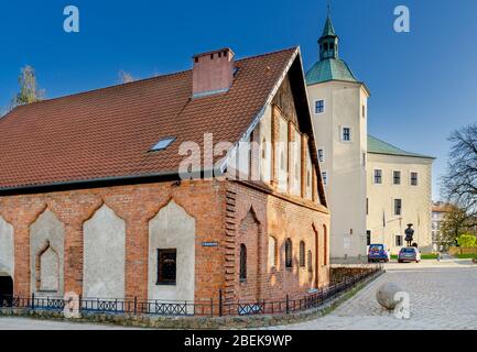 Slupsk, province de la Poméranie, Pologne. Le Moulin du Château avec le Château de Pomeranian Dukes en arrière-plan. Le Musée du Moyen-Pomerania. Banque D'Images