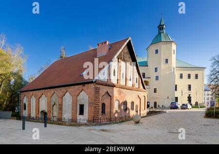 Slupsk, province de la Poméranie, Pologne. Le Moulin du Château avec le Château de Pomeranian Dukes en arrière-plan. Le Musée du Moyen-Pomerania. Banque D'Images