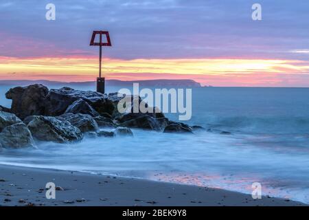 Lever du soleil sur une matinée froide d'hiver à Hengistbury Head, Dorset. Banque D'Images