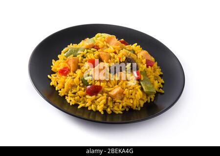 Riz frit avec poulet et légumes sur plaque noire isolée sur fond blanc Banque D'Images