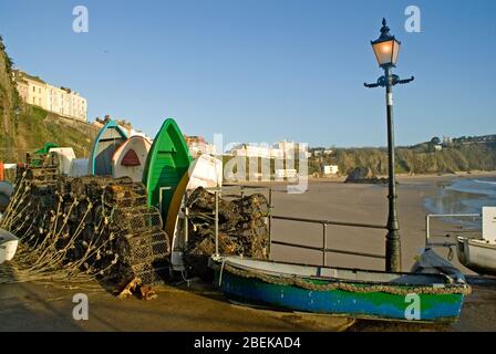 Homards et bateaux, Mayors Slip, Tenby Harbour avec North Beach au loin, Pembrokeshire, West Wales. Banque D'Images