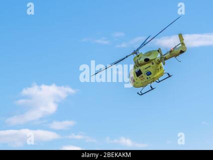 Pocklington, East Yorkshire, Royaume-Uni, 08/26/2015 - l'ambulance aérienne du Yorkshire peu après le décollage de l'aérodrome d'Pocklington. Banque D'Images