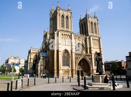 Statue de Raja Rammohun Roy 1 et Cathédrale de Bristol, Bristol. Banque D'Images