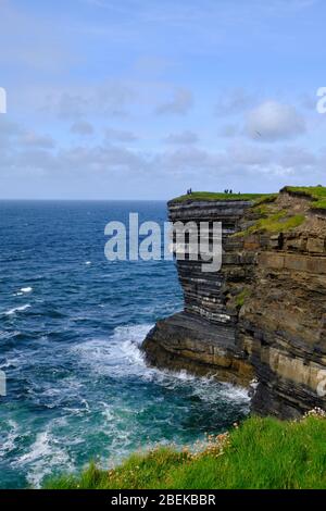 La célèbre falaise surplombant la mer à Downpatrick Head, Knockaun, Ballychchâteau, Co. Mayo, Irlande. C'est l'un des endroits les plus spectaculaires d'Irelan Banque D'Images