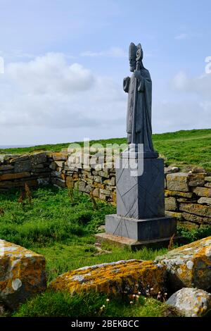 Downpatrick Head, Co. Mayo, Irlande - 18 AOÛT 2019; la statue de Saint Patrick près de l'océan semble contempler le panorama. Banque D'Images