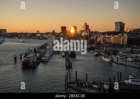 Vue panoramique sur le port de Hambourg dans la ville de Hafen à l'Elbe au coucher du soleil/crépuscule Banque D'Images