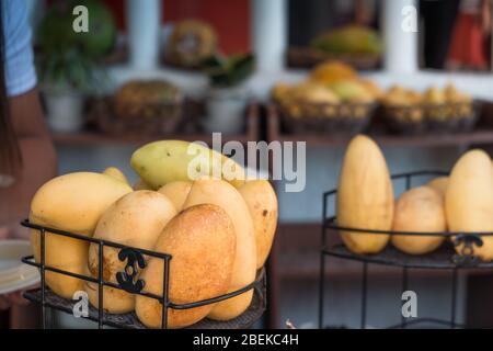 Fruits à la mangue jaune dans un panier situé dans un étalage de rue sur l'île de Boracay, aux Philippines Banque D'Images