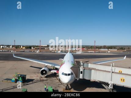 Brasilia, Brésil - 8 août 2009 : Aéroport international de Brasilia. A amarré l'A330 Airbus des compagnies AÉRIENNES TAP, embarquement par transporteur. Affaires et tourisme Banque D'Images