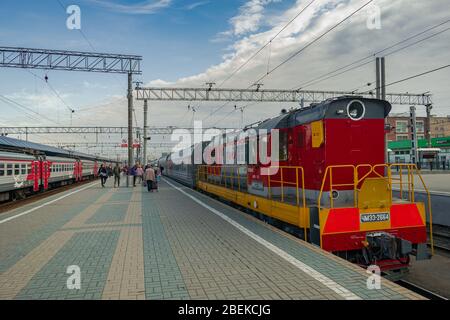 Moscou/Russie; 14 juillet 2019: Gare de Yaroslavsky avec passagers marchant avec des bagages Banque D'Images