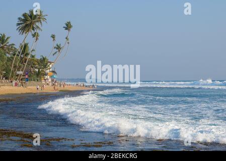 HIKKADUWA, SRI LANKA - 29 FÉVRIER 2020: Surfez dans la station de Hikkaduwa Banque D'Images