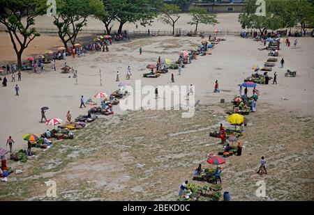 La nouvelle maison du marché de la cuisine de la capitale, la Grandaria Dhupkhola, se trouve sur le terrain de jeux adjacent. Les magasins sont espacés pour s'assurer qu'il y a suffisamment de place pour les clients Banque D'Images