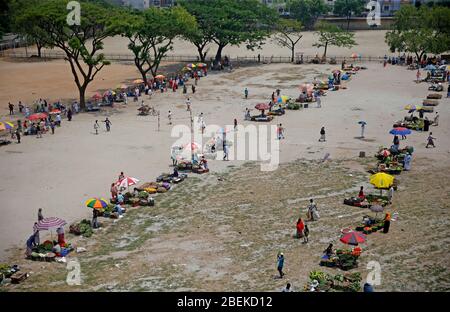 La nouvelle maison du marché de la cuisine de la capitale, la Grandaria Dhupkhola, se trouve sur le terrain de jeux adjacent. Les magasins sont espacés pour s'assurer qu'il y a suffisamment de place pour les clients Banque D'Images