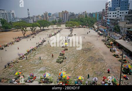 La nouvelle maison du marché de la cuisine de la capitale, la Grandaria Dhupkhola, se trouve sur le terrain de jeux adjacent. Les magasins sont espacés pour s'assurer qu'il y a suffisamment de place pour les clients Banque D'Images