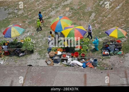 La nouvelle maison du marché de la cuisine de la capitale, la Grandaria Dhupkhola, se trouve sur le terrain de jeux adjacent. Les magasins sont espacés pour s'assurer qu'il y a suffisamment de place pour les clients Banque D'Images