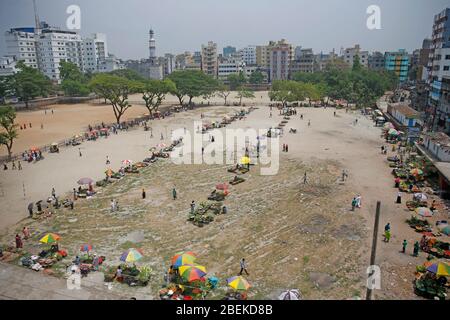 La nouvelle maison du marché de la cuisine de la capitale, la Grandaria Dhupkhola, se trouve sur le terrain de jeux adjacent. Les magasins sont espacés pour s'assurer qu'il y a suffisamment de place pour les clients Banque D'Images