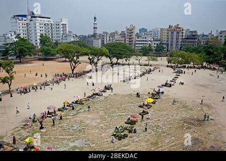 La nouvelle maison du marché de la cuisine de la capitale, la Grandaria Dhupkhola, se trouve sur le terrain de jeux adjacent. Les magasins sont espacés pour s'assurer qu'il y a suffisamment de place pour les clients Banque D'Images