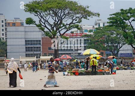 La nouvelle maison du marché de la cuisine de la capitale, la Grandaria Dhupkhola, se trouve sur le terrain de jeux adjacent. Les magasins sont espacés pour s'assurer qu'il y a suffisamment de place pour les clients Banque D'Images