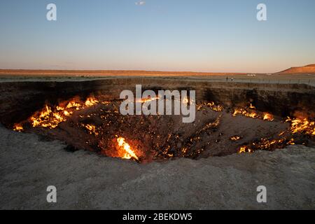 Coucher de soleil au cratère de Darvasa, également connu sous le nom de Doorway to Hell, le cratère à gaz flamboyants à Darvaza (Darvasa), Turkménistan Banque D'Images