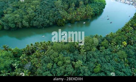 Bateau de pêcheur et bateau en bois vintage en mer. Photo bateau drone..vue aérienne de l'île tropicale bateau de vacances de plage sur l'océan de récif bleu Banque D'Images