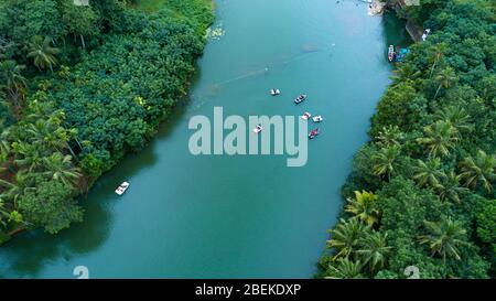 Bateau de pêcheur et bateau en bois vintage en mer. Photo bateau drone..vue aérienne de l'île tropicale bateau de vacances de plage sur l'océan de récif bleu Banque D'Images