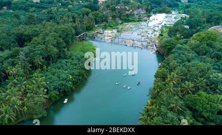 Bateau de pêcheur et bateau en bois vintage en mer. Photo bateau drone..vue aérienne de l'île tropicale bateau de vacances de plage sur l'océan de récif bleu Banque D'Images