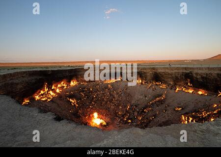 Coucher de soleil au cratère de Darvasa, également connu sous le nom de Doorway to Hell, le cratère à gaz flamboyants à Darvaza (Darvasa), Turkménistan Banque D'Images